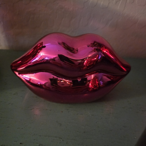 Pink Lip-Shaped Accessory - Picture 1 of 1